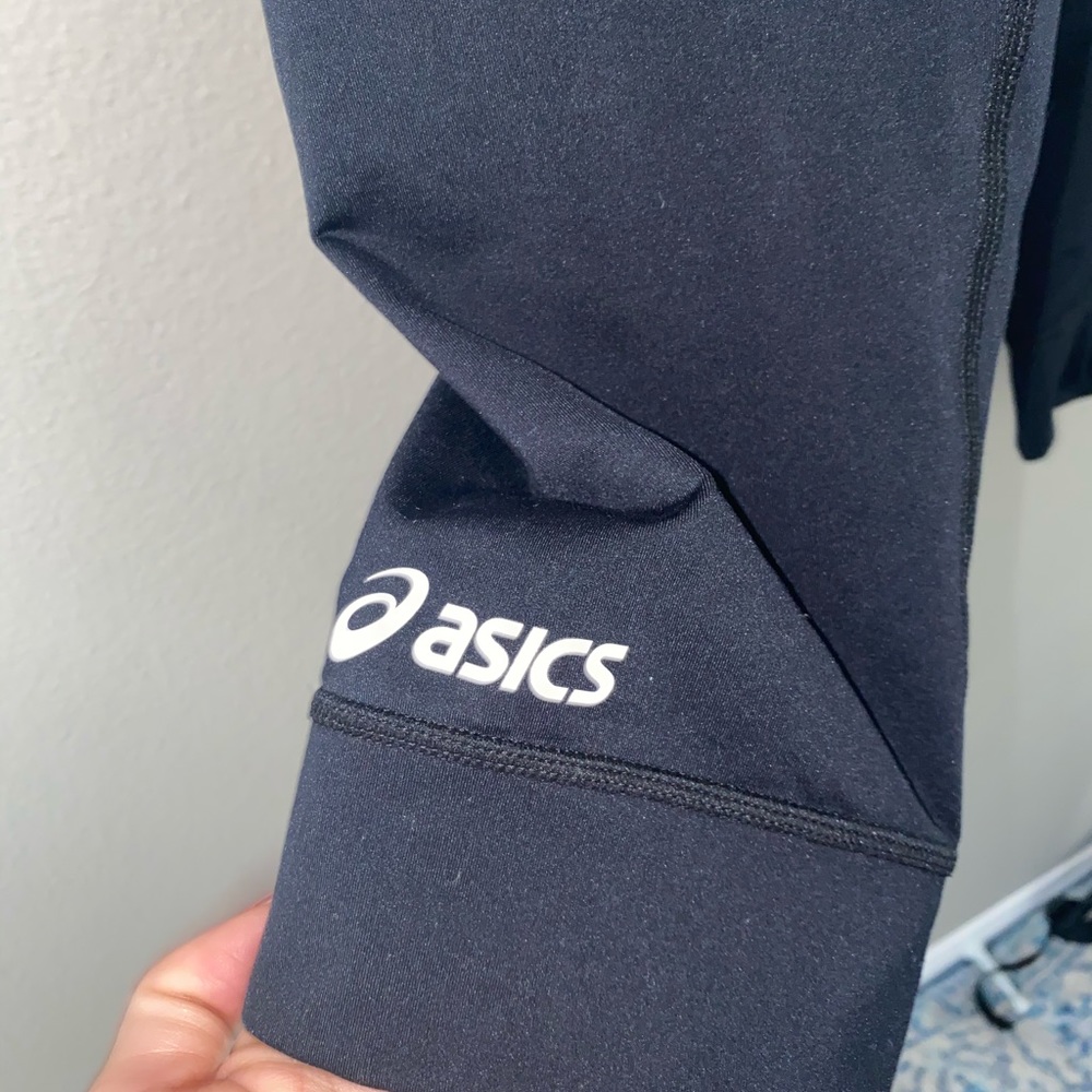 ASICS Capri leggings (I’m 5’4 right above ankle) - Picture 5 of 6